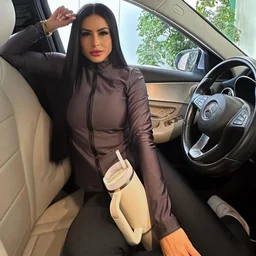 Nanami Yokomiya is a masochistic male slave who was forbidden to eat by his girlfriend's younger sister, who is a landmine idol, and was fed with menhera body fluids.