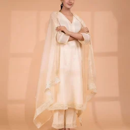 An ancient-style innocent girl is fucked wildly in the white tiger hole by a big-cocked man