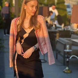 After secretly poking my pussy, I immediately went to the hotel to spread my pants and eat my cock.