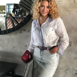 The second part of the mobile phone live broadcast of a beautiful breast nurse. She wet herself in the bathroom and touched her pussy. It’s very tempting. If you like it, don’t miss it.