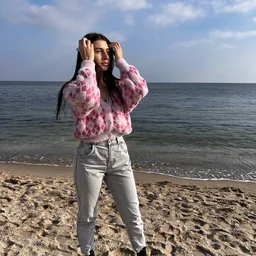 [Original first release] Full of energy and eager to pursue happiness, 30-year-old Carolina struts in front of the camera.