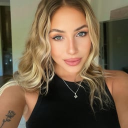 The pretty and temperamental anchorwoman invited her fans to have sex at the pavilion in a scenic spot. She couldn't help but accidentally ejaculate while listening to the female anchor's moans.