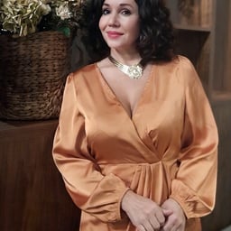 A family-restaurant-like woman who gave in to the temptation of adulterous lingerie peeking through her plain work clothes and immediately fucked her so that the customer wouldn't find out.