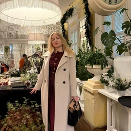 The fun-loving girl has a passionate 3P [Part 1] She shows her face in sexy stockings to seduce her. She passionately gets on top and gives a blowjob to a big dick. The two big brothers double-penetrate her pussy and anus together, which is so exciting.