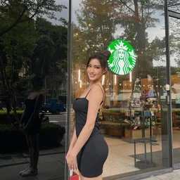 The young model Baihu was videotaped doing part-time work in private and it went viral on the Internet.