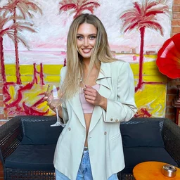 A top-level anchor showed her face and touched her breasts with a friend, spread her pussy and fucked her without a condom, with lewd dialogue in Mandarin.