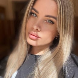 A tight-fitting schoolgirl working at a maid cafe. After sacrificing herself for beauty products, she drowns in pleasure and ends up squirting!