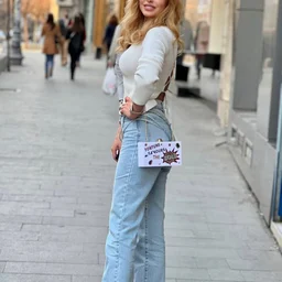 A pervert masochist with huge breasts (J-cup) is pulled to shreds, and when she is sexually trained by strangling her neck and being spanked, she dribbles her pussy juice and squeals in pleasure.