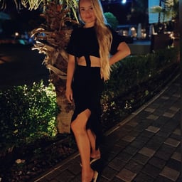 My sister, who doesn't care about her underwear being exposed, took all her underwear to be washed today.