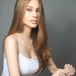 The white and tender-looking anchor masturbates with sexy props that stimulate the bb to leak juice~